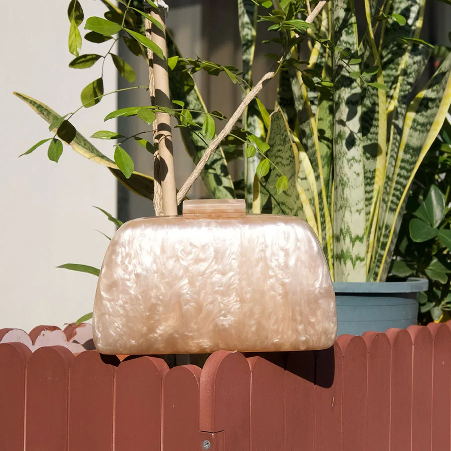 

Сумка-коробка нестандартной формы из жидкого янтаря, сумка-мессенджер с великолепным темпераментом