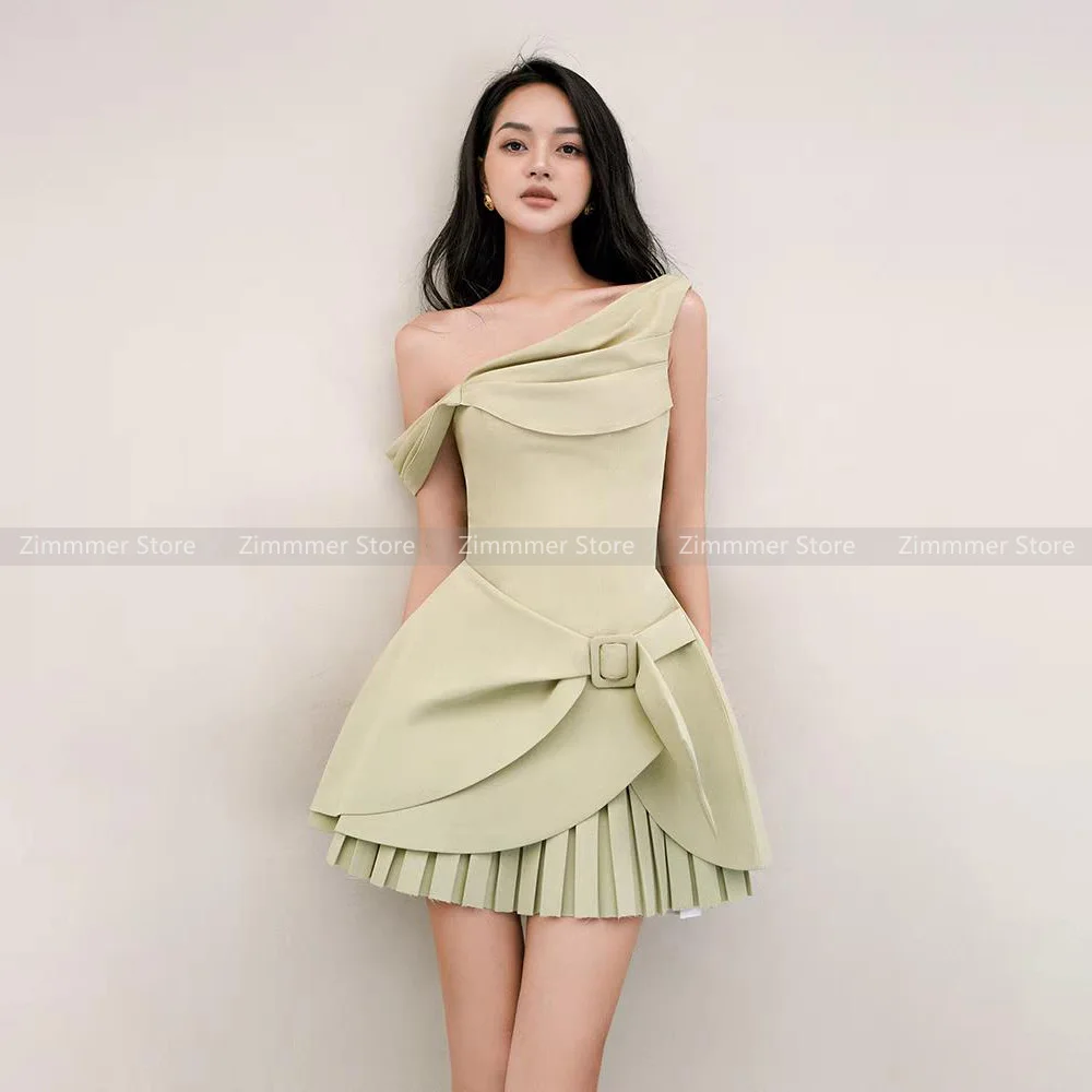 

Vietnamese niche light luxury 2024 new oblique shoulder irregular green pleated belt short skirt dress