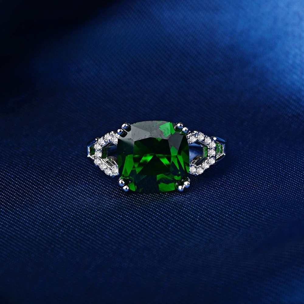 Damenring aus 925er Sterlingsilber mit blauem Saphir, farbigen Rubinen und Smaragden als Inlay – elegantes Schmuckstück. – Detail 3