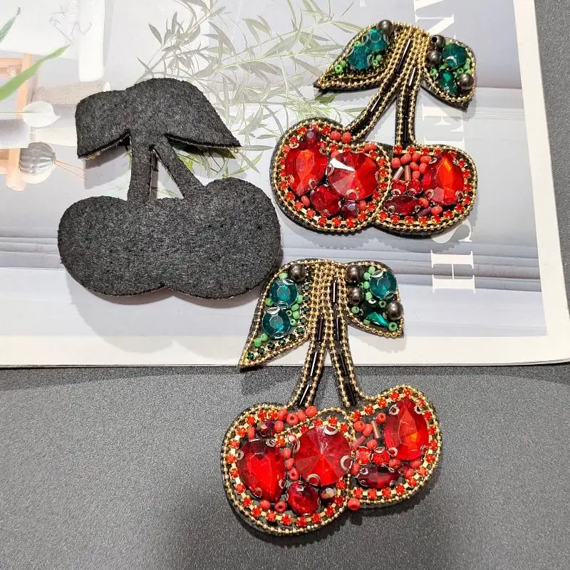 

НОВАЯ Красная нашивка ручной работы с бисером и стразами в форме вишневого сердца для одежды, сумок, декора, аппликаций, аксессуаров