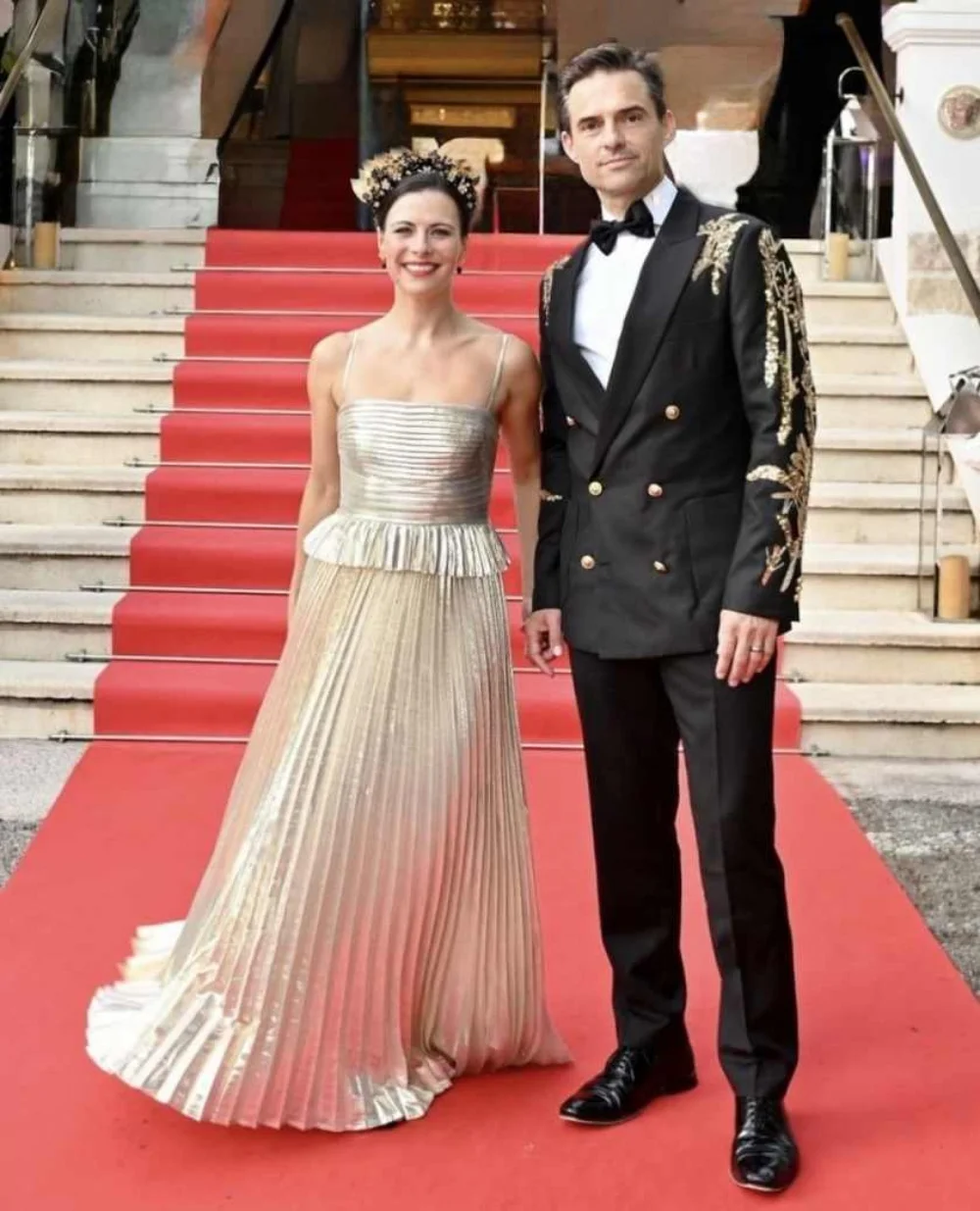 ชุดสูทผู้ชายคลาสสิกแบบ 2 ชิ้น ปกแหลม กระดุมสองแถว ประดับลาย ชุดทักซิโด้เจ้าบ่าวงานแต่งงาน งานพรอม ชุดสูทผู้ชายสั่งตัดได้