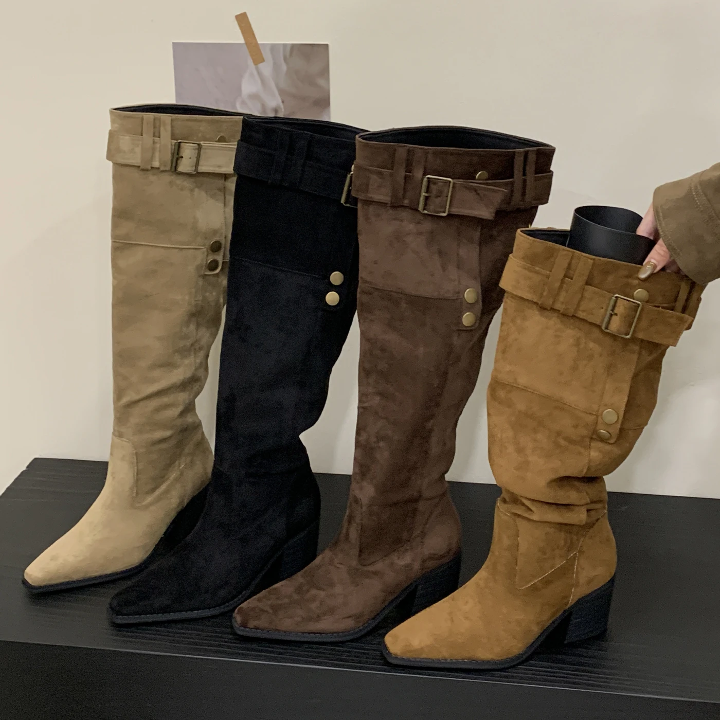 

Дизайнерские женские сапоги до колена с пряжкой на ремне, модная обувь с острым носком, осенне-зимние длинные ботильоны на квадратном каблуке