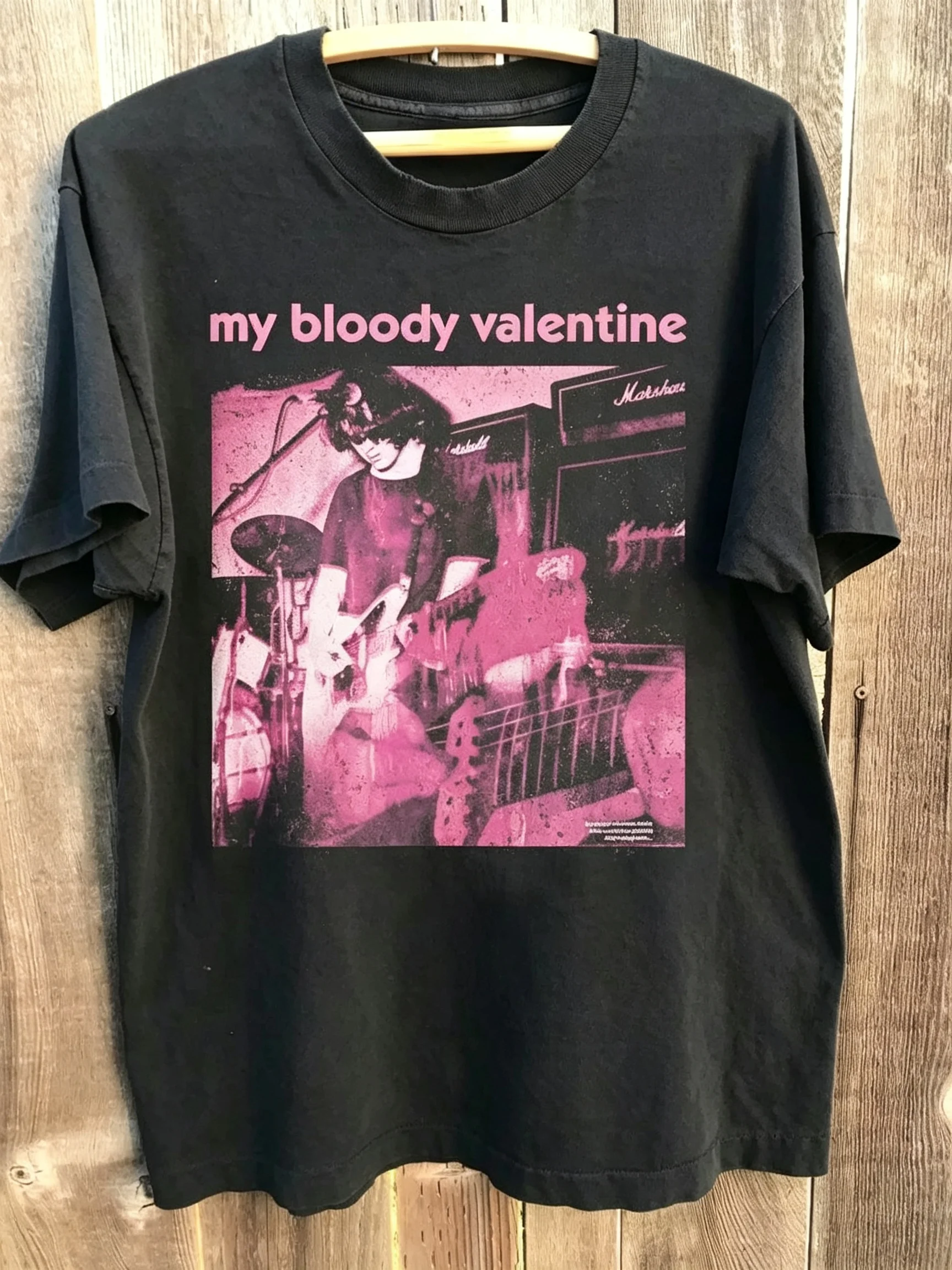 2026 Herren Vintage Rock Grafik T-Shirt Retro Magenta-Ton Live-Musik Gitarrist Bühnenkunstdruck Schwarzes Kurzarm-T-Shirt – Detail 2