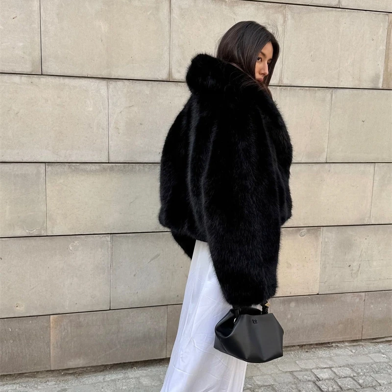 女性のイミテーションファーコート秋冬人工ウールコート環境保護フェイクフォックスファージャケットブラックホワイトアウター