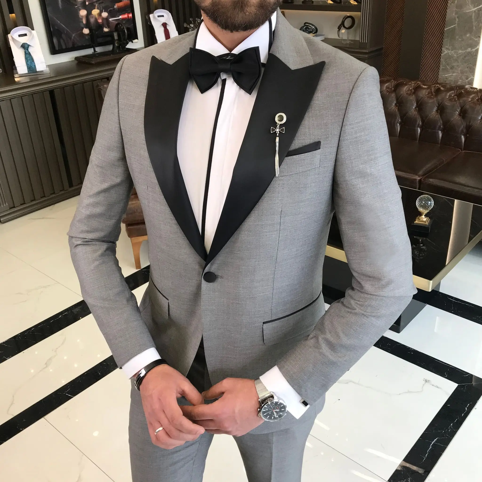 Jas pria tampan Tuxedo dengan Lapel runcing saku satu kancing disesuaikan 2 buah Blazer celana hitam khusus pengantin pria klasik Formal