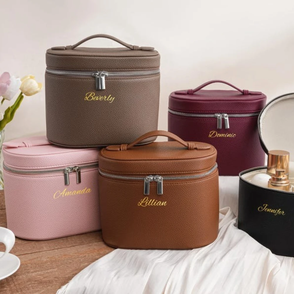 

Персонализированная дорожная косметичка с именем, портативная сумка для хранения из искусственной кожи с отдельным отделением для туалетных принадлежностей, идеально подходит для нее.