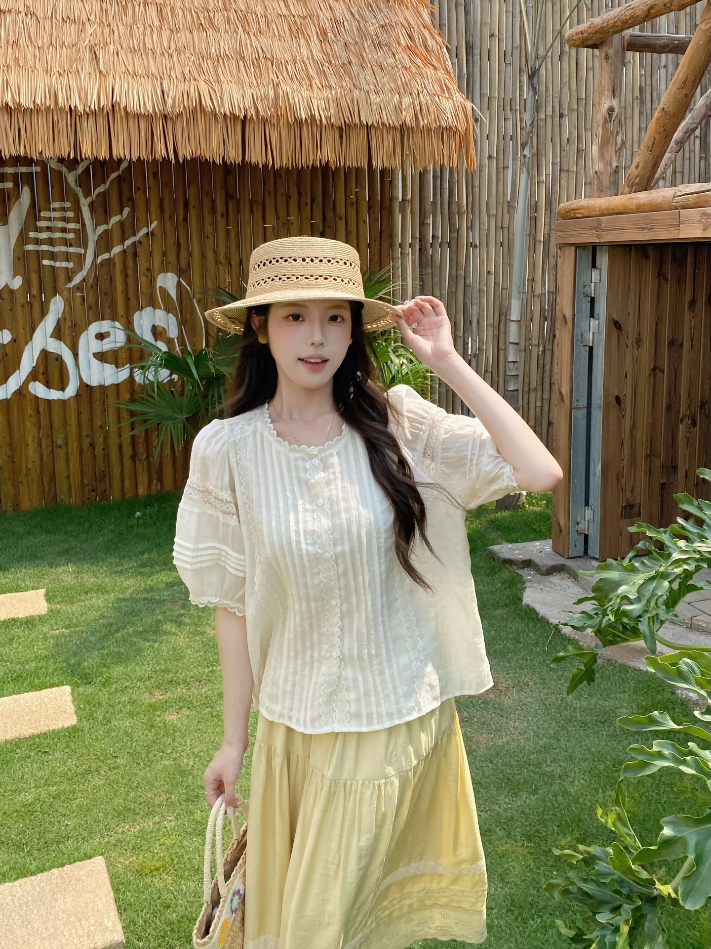 

MOBAI Lace Trim round Neck Loose Doll Shirt Bubble Sleeve Women's Summer Design Sense Polyester Blend Breathable Casual Blouse
