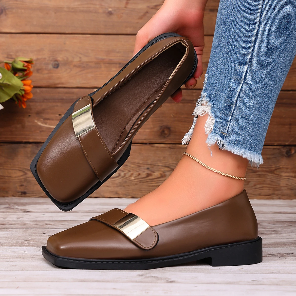 2026 New Trendy Popular Shallow-Cut Niche Design Chic Slip-On Shoes for Women, Easy to Wear and Height-Enhancing
