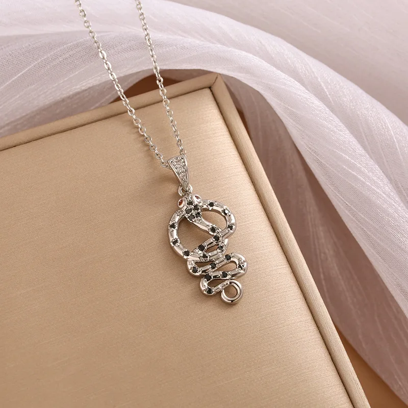 Kalung berbentuk ular yang dipersonalisasi dan modis untuk wanita, liontin ular desain retro 2023 yang dingin dan bergaya