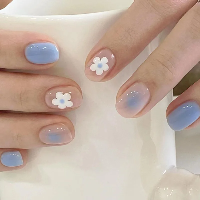 24Pcs Short Round Head False Nails Cute White Flowers Design Nail Tips Wearable Finished Fake Nails Full Cover Press on Nails