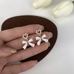 2022 New Simple Enamel White Bow Ear Clip on Earrings Female Fashion Sweet Pearl Heart Clip Earrings Without Piercing for Women