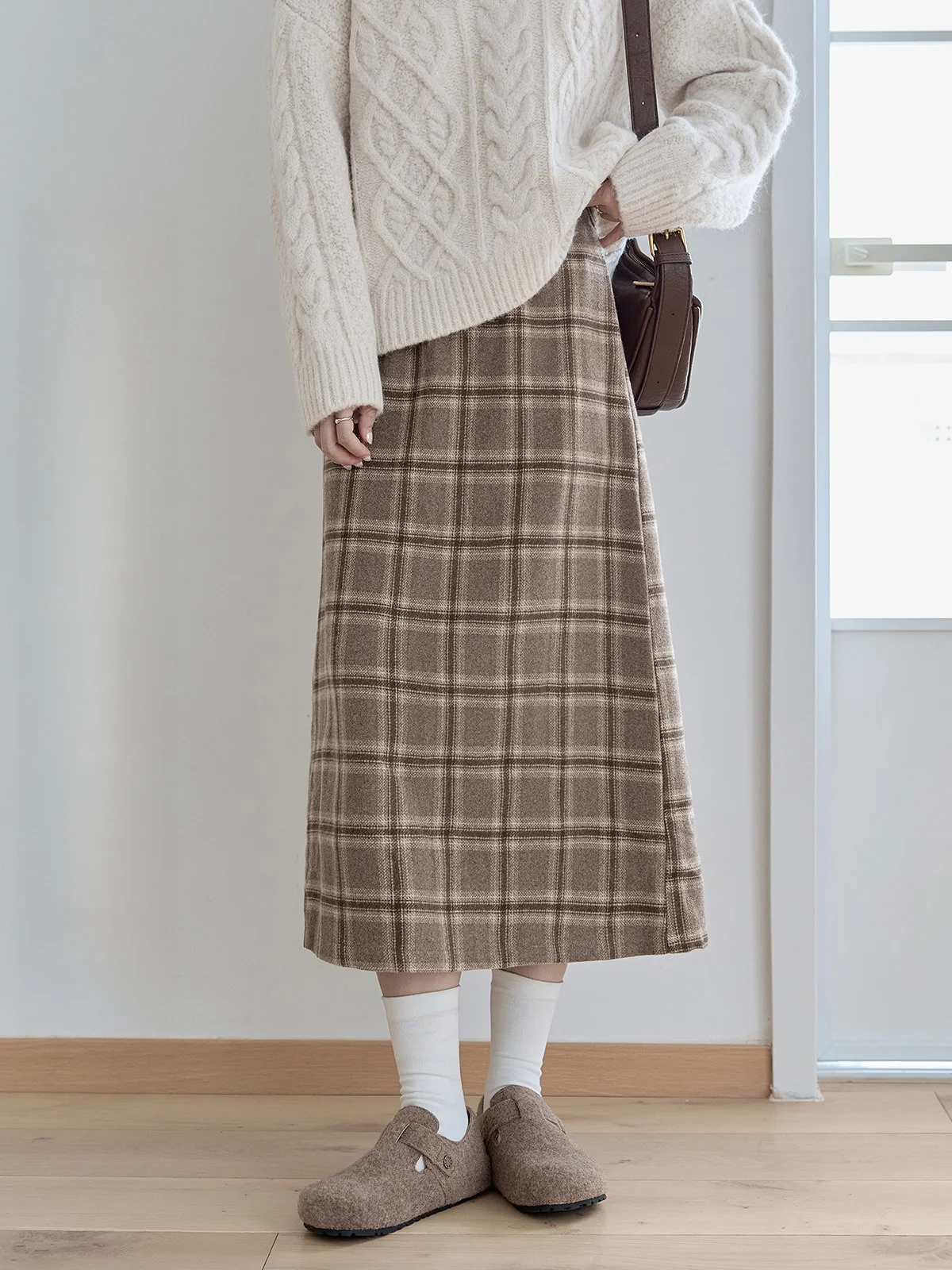 

Женская шерстяная юбка HuiXi в коричневую клетку с высокой талией, А-силуэт, в стиле ретро, новинка зимы, корейская версия, для повседневной носки