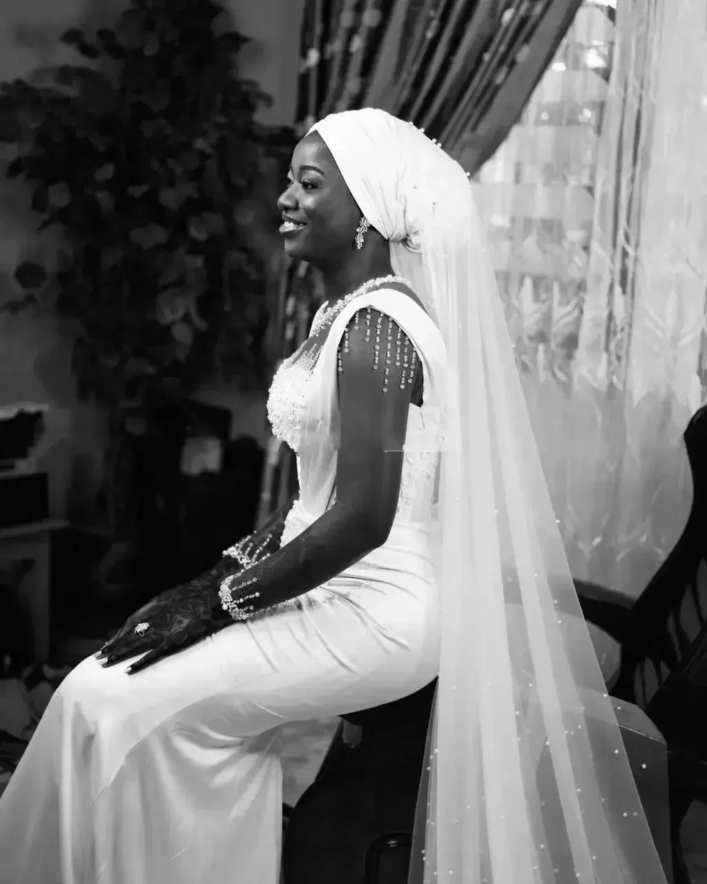 Maßgeschneiderte O-Ausschnitt Shinny Perlen Perlen Meerjungfrau Brautkleider Sweep Zug Illusion Lange Ärmel Garten Aso Ebi Brautkleid