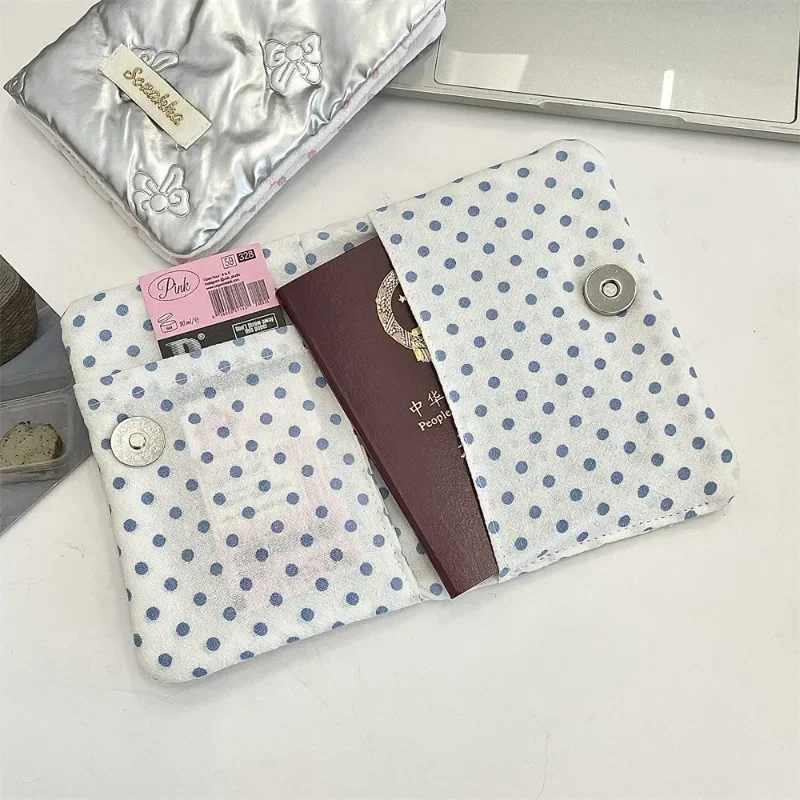 Borse a portafoglio con clip per carta di credito e biglietto ID da donna con fiocco impermeabile a forma di cuore. Simpatico porta passaporto con fiocco coreano per le donne che viaggiano