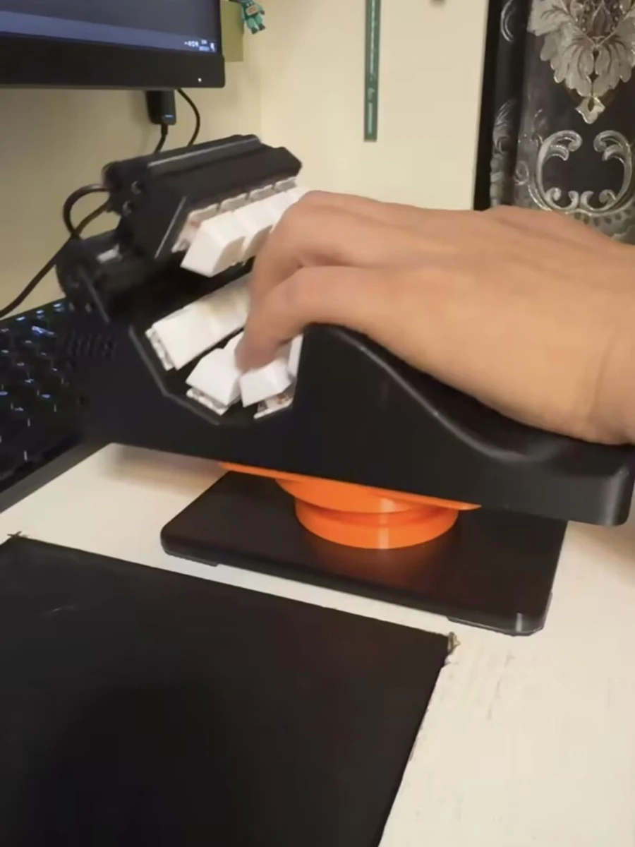 Hot sales NEWU-shaped Gaming Keyboard Joystick Wired Bluetooth 2.4g Tri Mode Palm Keyboard 3D Printing Black Custom PUBG Teclado