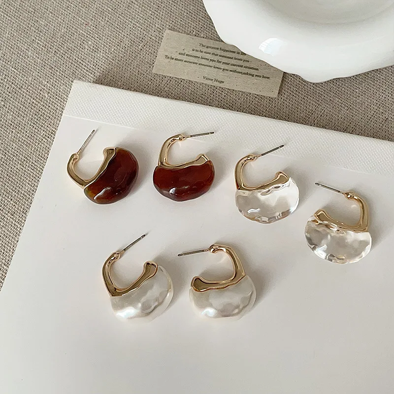 2026 Vintage Brown Resin U-shaped Basket Earrings for Women Versatile Creative Design Stud Earring Light Luxury High-end Jewelry