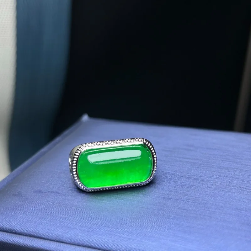 

Новое кольцо из натурального ледяного кварцита с нефритом, изысканное, компактное и универсальное.