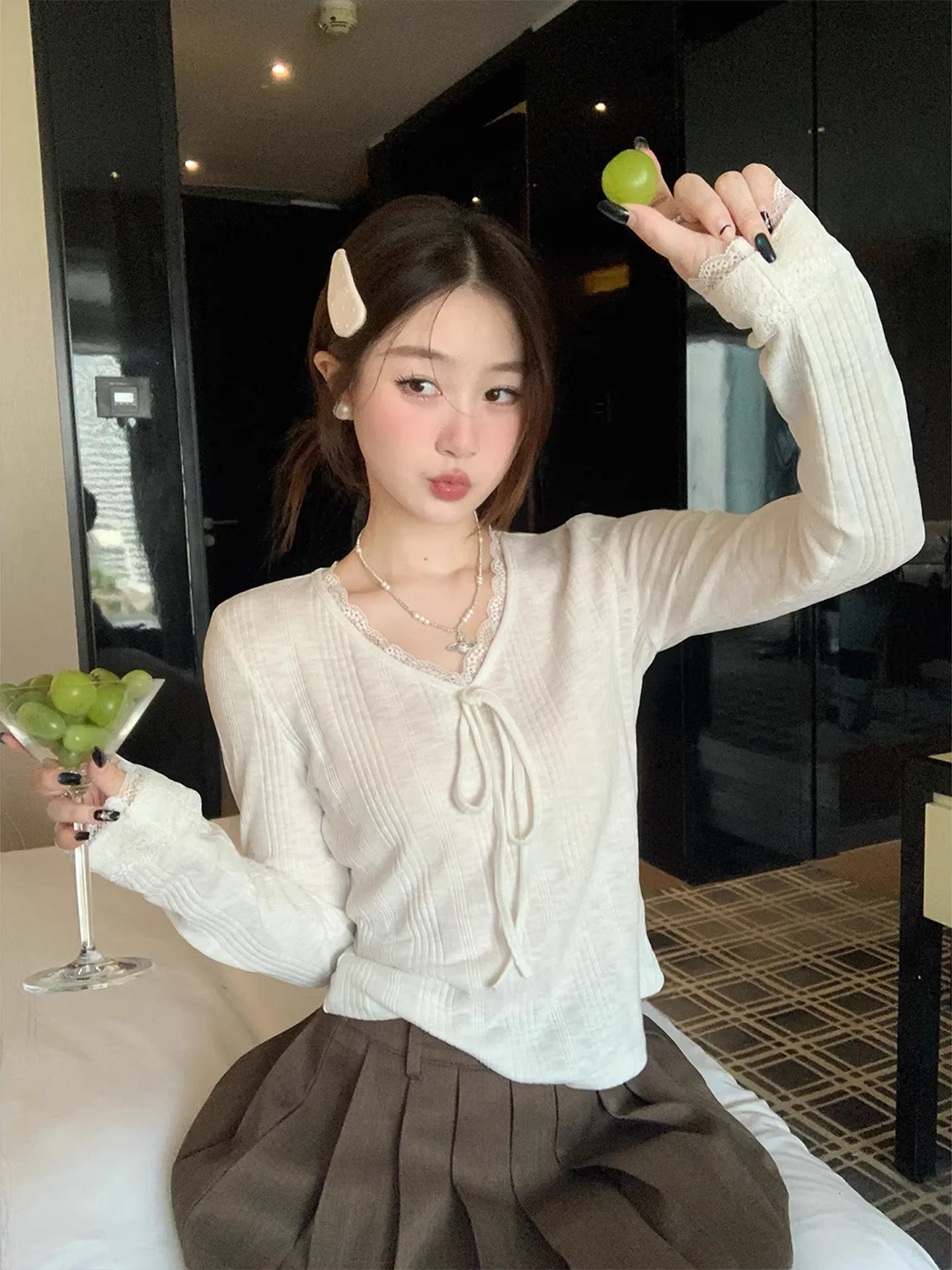 

Korean Style Sweet V-Neck Long Sleeve T-Shirt Lace Splicing Women's Base Shirt Spring 2026 New Style Inner Wear White Top