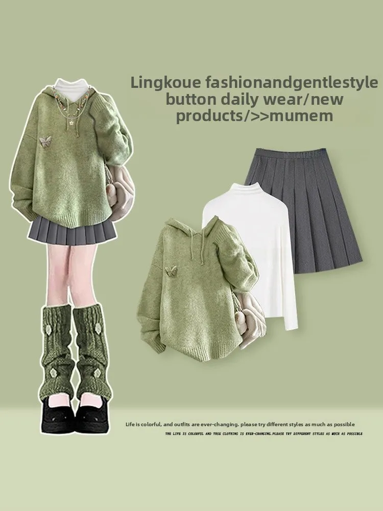 

Комплект из двух предметов: худи большого размера для осени в университетском стиле и плиссированная короткая юбка.