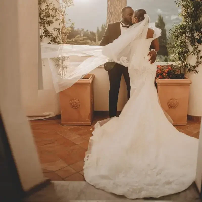 Maßgeschneiderte One-Shoulder-Rüschen Brautkleider Sweep Zug Vestidos De Novia rückenfreies Meerjungfrau-Applikationen Spitze Hochzeitskleid