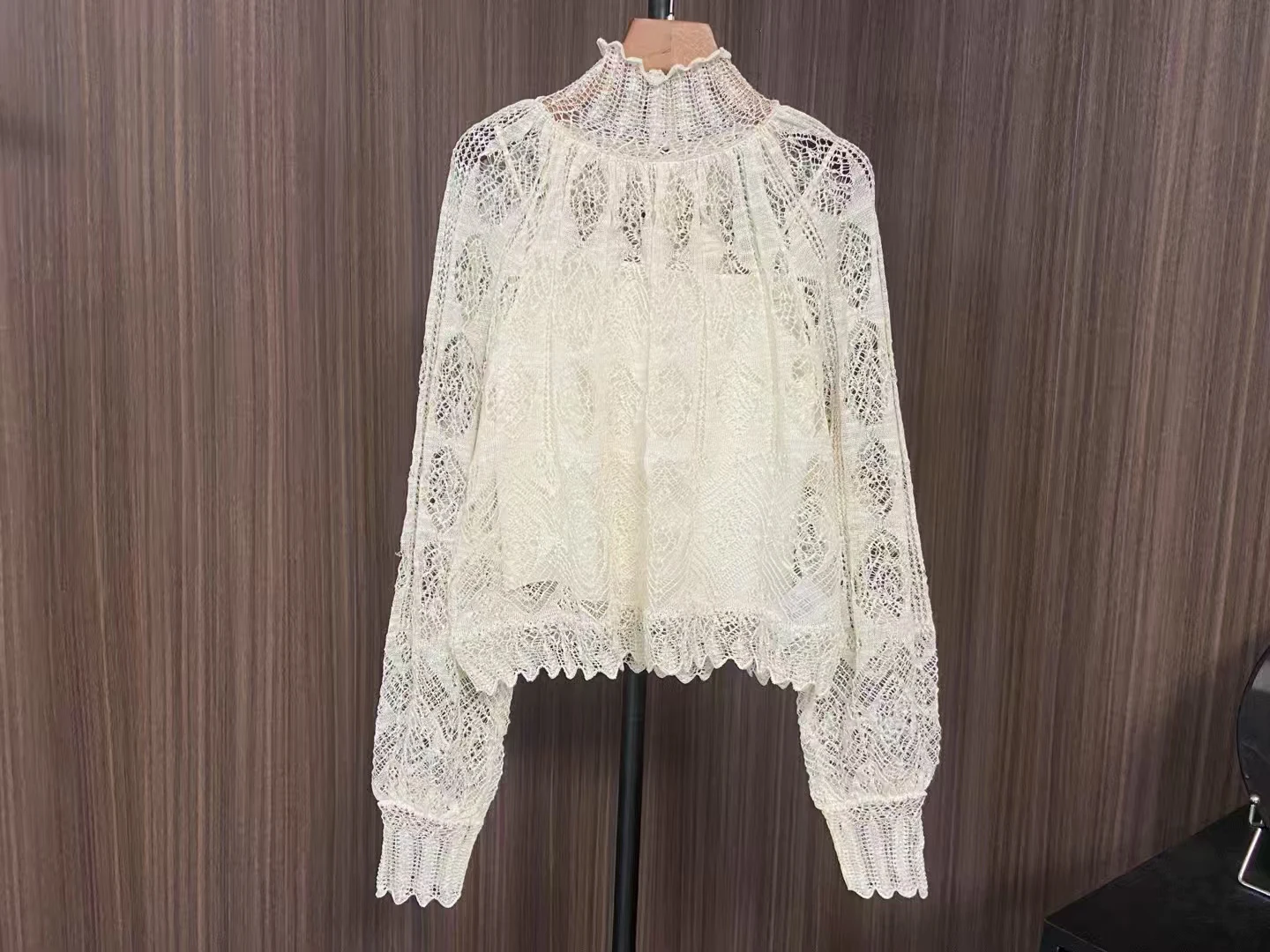 Início da primavera feminino temperamento oco gancho camisa de renda manga longa halter camisola de duas peças topo 2025 novo modelo