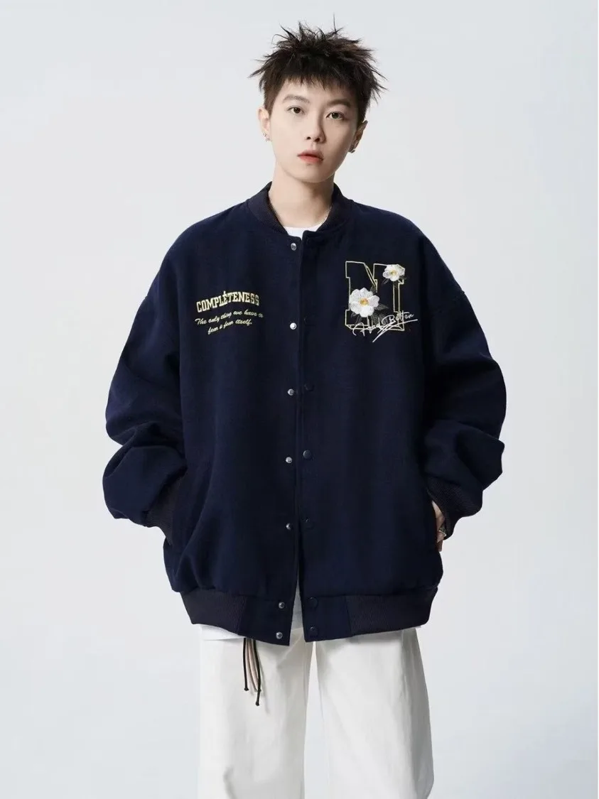 เสื้อแจ็คเก็ตเบสบอลสไตล์อเมริกันสำหรับผู้ชาย ดีไซน์ปักลายทันสมัยสำหรับฤดูใบไม้ร่วง เสื้อคลุมคาร์ดิแกนแบบเปิดสำหรับคู่รัก สไตล์วิทยาลัย ผ้าหนา