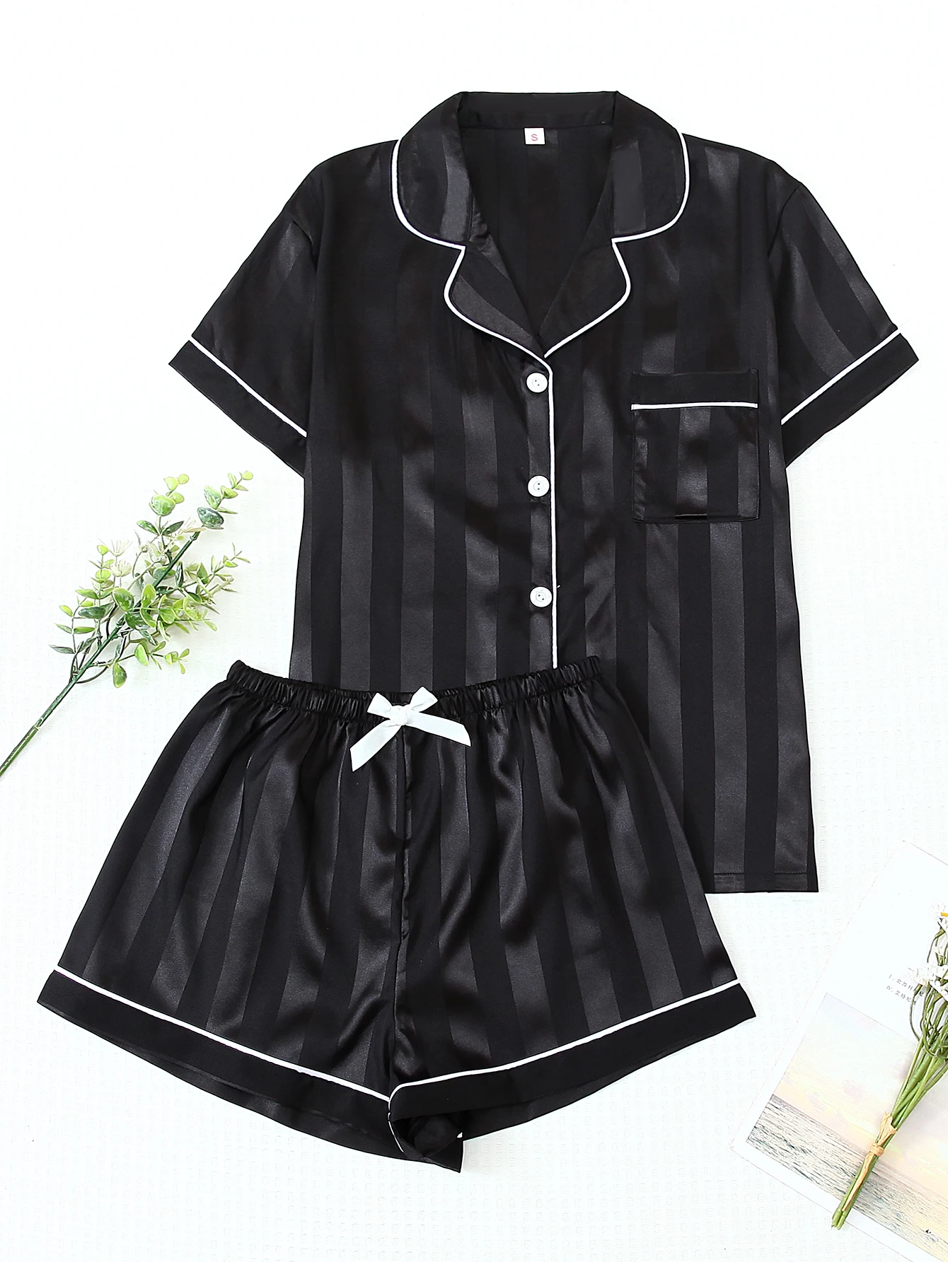 Two-Piece Set of Comfortable Satin Striped Printed Collared Button-Down Short-Sleeve Top with Pockets and Bow Shorts, Spring/Summer Women's Pajama Loungewear Set Suitable for Home Use