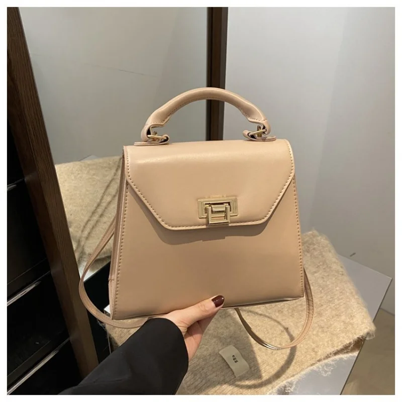 

Luxury Women's Shoulder Bag Crafted From Premium Leather Boasting Lightweight Soft High-End Paris Sleek Vintage Daily Look​