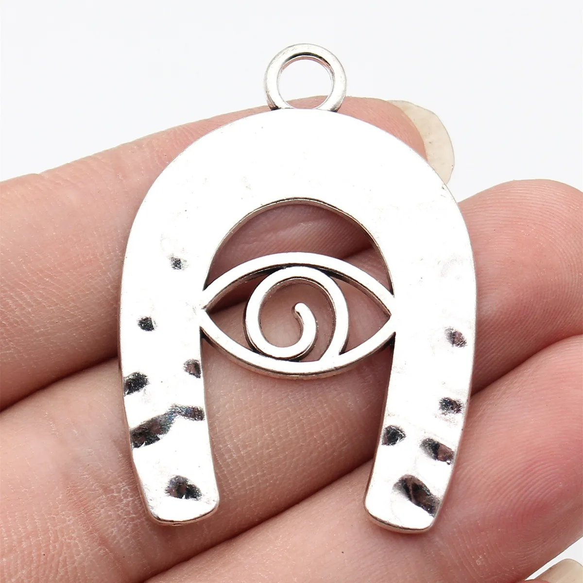 

5pcs 46x34mm Antique Silver Color Hollow Eye Hammered Horse Shoe Pendant Handmade Jewelry Making Accessories