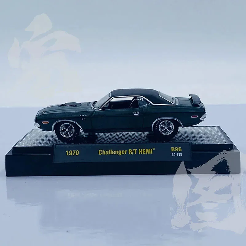 M2 Machines 1/64 1970 Challenger R/T Hemi Dark Green Alloy Car Model Classics Adult Souvenir Gift Static Display