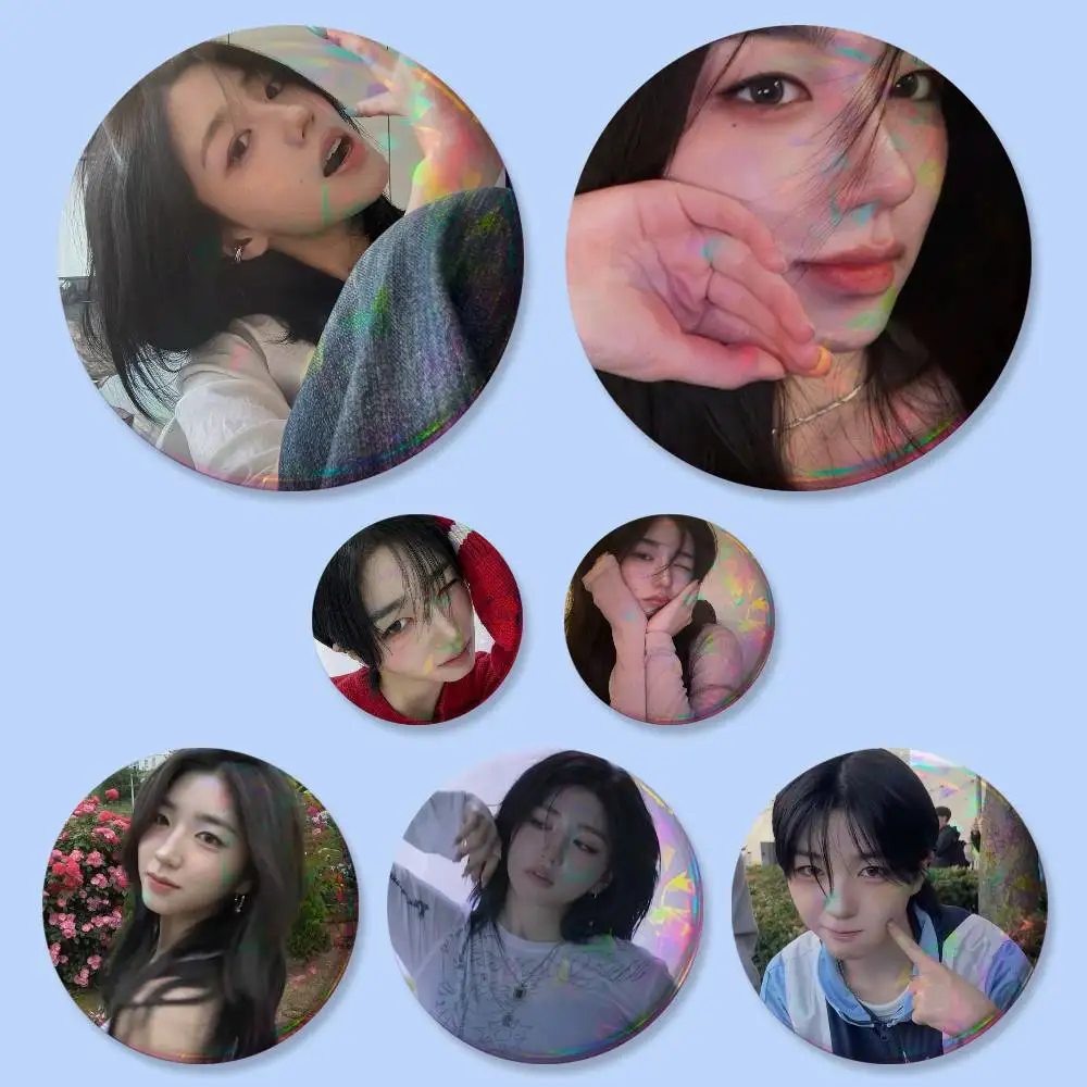 SoHyun Abzeichen 25 32 44 58 75 mm Runde Cosplay-Pins Taschendekoration Fans Sammlerstücke Freunde Geschenke Brosche Souvenir