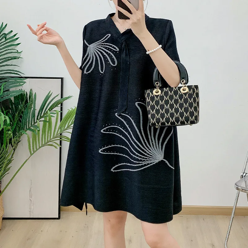 

Pleats Pleated Dress 2024 New Summer Large Size V-neck Shirt Fashionable Foreign Coat Women's Medium-length Models Clothing