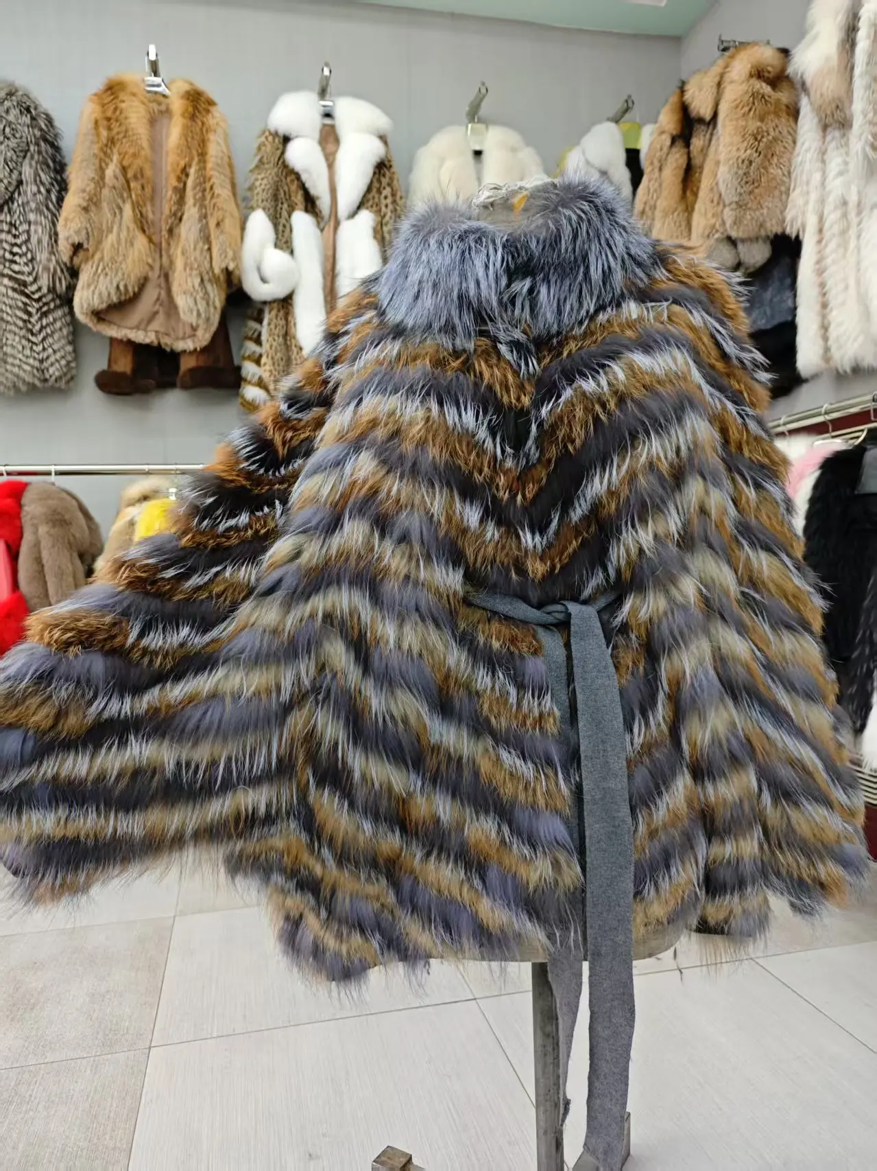 

Hot Sales Warm Winter Short Cloak Natural Real Fox Fur Jacket Women Fashion New Streetwear Women's Genuine Fox Fur Coat