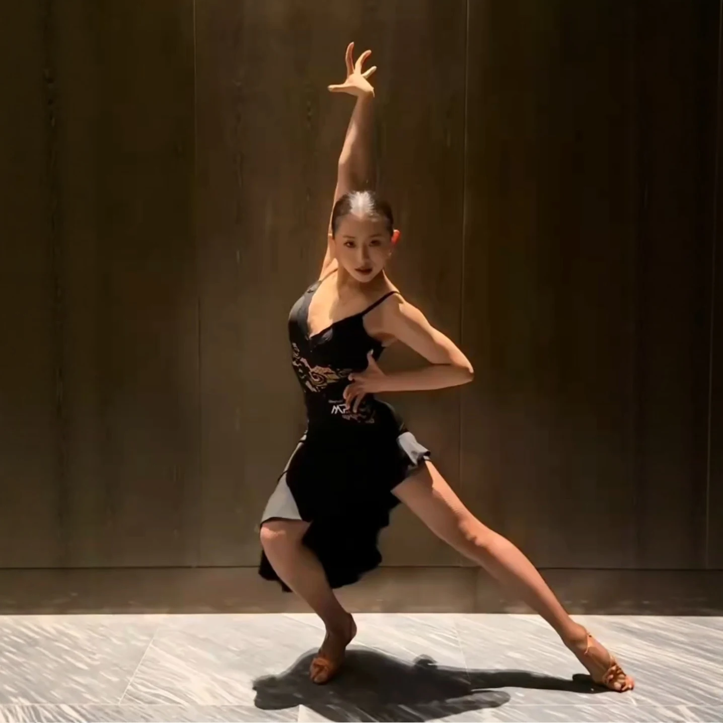 Robe de danse latine en dentelle noire, robes irrégulières Sexy pour femmes adultes, vêtements de danse Rumba Tango, vêtements d'entraînement, vêtements de fête DNV24746