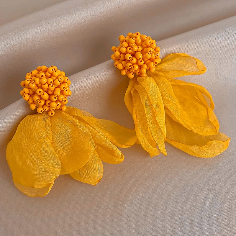 

Charm Flower Petals Elegant Beaded Charm Decor Piercing Dangle Earrings for Women Trend Luxury Design Wedding Party Jewelry Gift