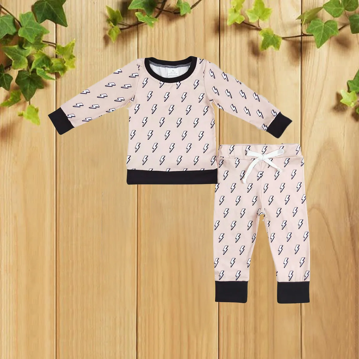 

10.29 Fashionable Autumn Light Brown Long Sleeve Pants Set for Girls with Lightning Design Children's Clothing Ensemble