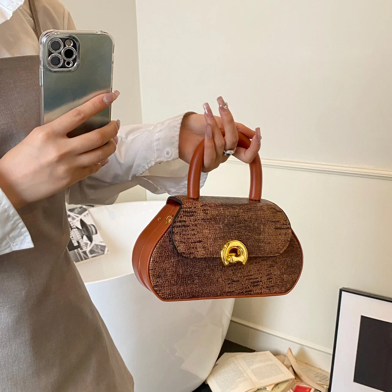 حقيبة صندوق كلاسيكية لعام 2025، محفظة بمقبض علوي على الموضة للنساء، حقيبة كتف أنيقة، حقيبة مربعة منظمة، حقيبة كروس لوكس ​