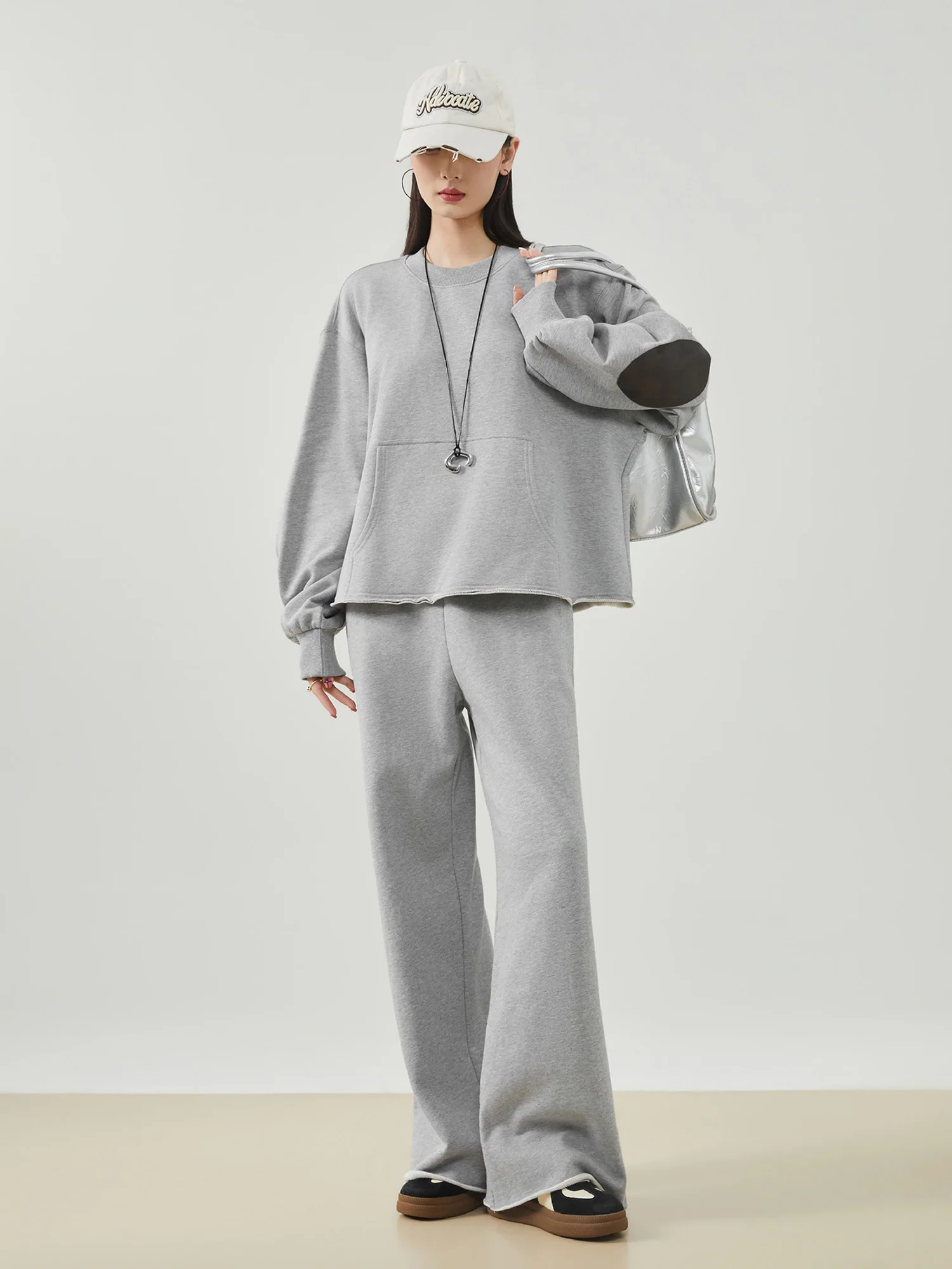 

Комплект из двух предметов: свитшот с круглым вырезом и длинными рукавами из комбинированной кожи, свободные брюки в корейском стиле, повседневный, модный, в стиле кэжуал