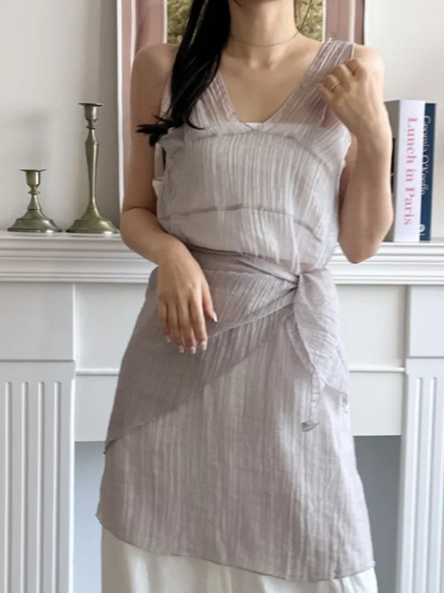 

Женский летний тонкий комплект из двух предметов: текстурированный жилет с V-образным вырезом и однотонное платье А-силуэта с поясом-шарфом