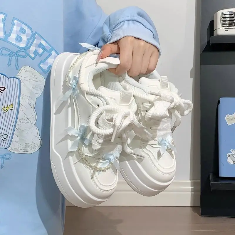 

Белые кроссовки для студентов, осень-зима 2025 года, для похудения, толстая подошва толщиной 3 см, антигрязный сетчатый верх, прочный холст, материал ​