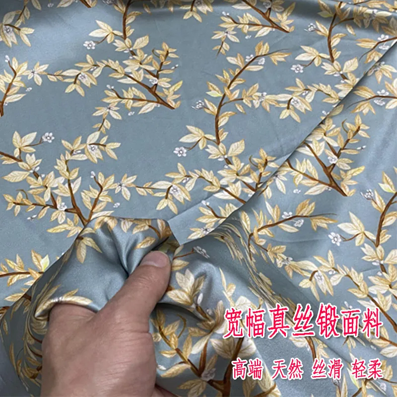 Abito in tessuto di seta floreale di fascia alta retrò in stile cinese con superficie forgiata, pigiama Cheongsam, abbigliamento estivo