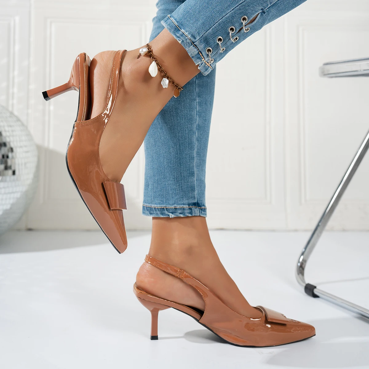 Elegante blaue modische High-Heel-Sandalen mit Hakenverschluss und spitzer Zehenpartie für Damen. Sommerliche elegante Schuhe für Gastgeberinnen. Formelle Schuhe. – Detail 10