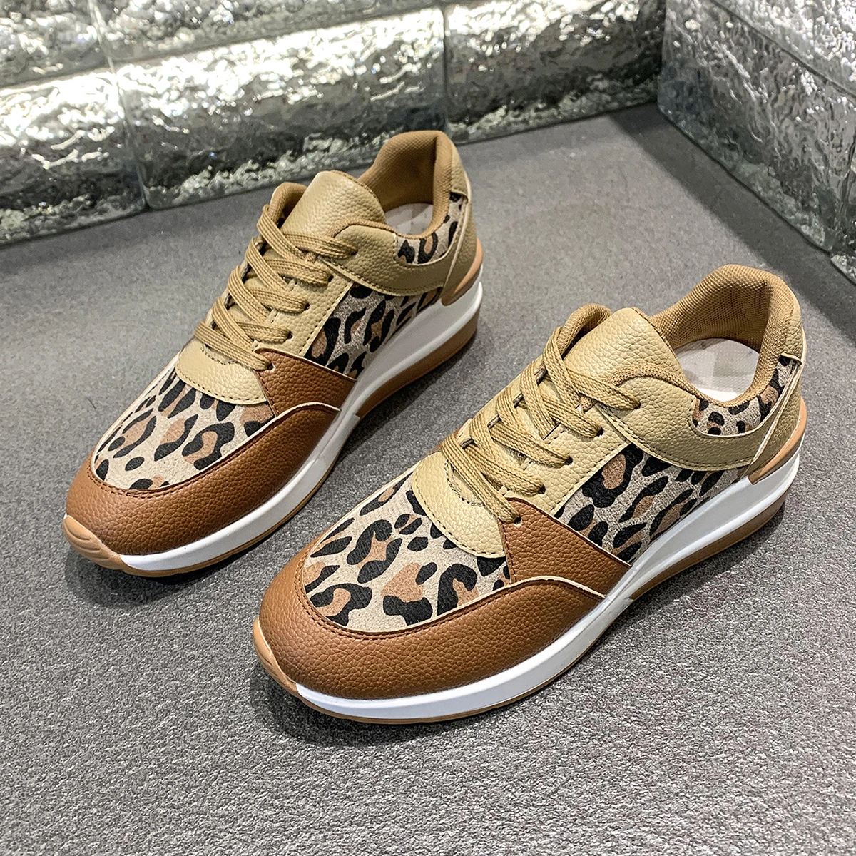 Sneakers da donna 2024 primavera autunno moda leggera Casual scarpe firmate poco profonde mocassini da esterno scarpe Sneakers Plus Size