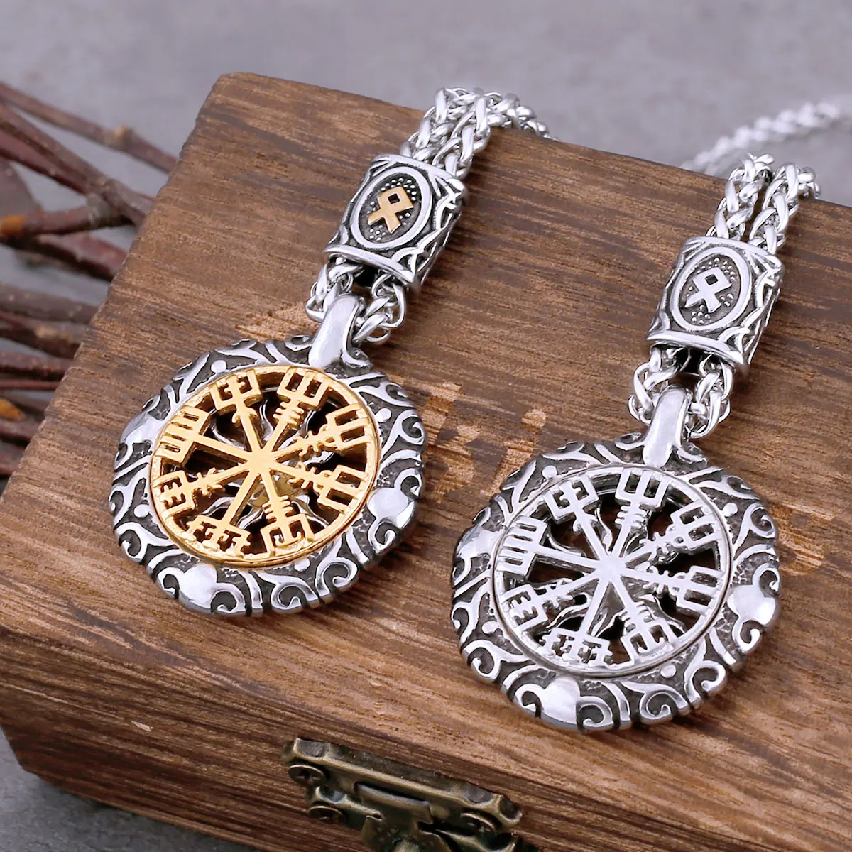 

Original Viking Compass Necklace Vintage Stainless Steel Rune Amulet Pendant Punk Style Men's and Women's Charm Pendant