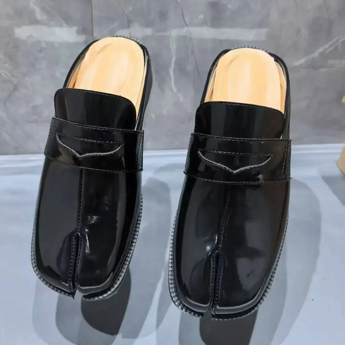 انقسام تو تابي شبشب رجالي الخياطة الأسود براءات الصنادل الجلدية الذكور Slingback الانزلاق على أحذية رجل منخفضة الكعب الصيف عادية 2025