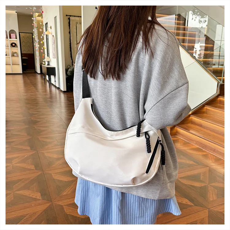 Schlichte und Stilvolle Crossbody Dumpling-Tasche, Leichtgewichtig, Große Kapazität, Umhängetasche, Studenten-Schultertasche, Vielseitige Sporttasche – Detail 16