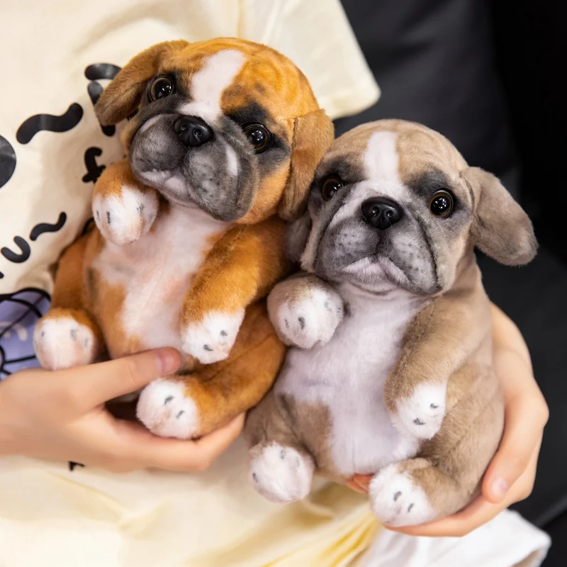 Realistico barboncino seduto carlino cucciolo di peluche farcito cagnolino carino animale domestico soffice per l'arredamento della camera regalo di compleanno per bambini