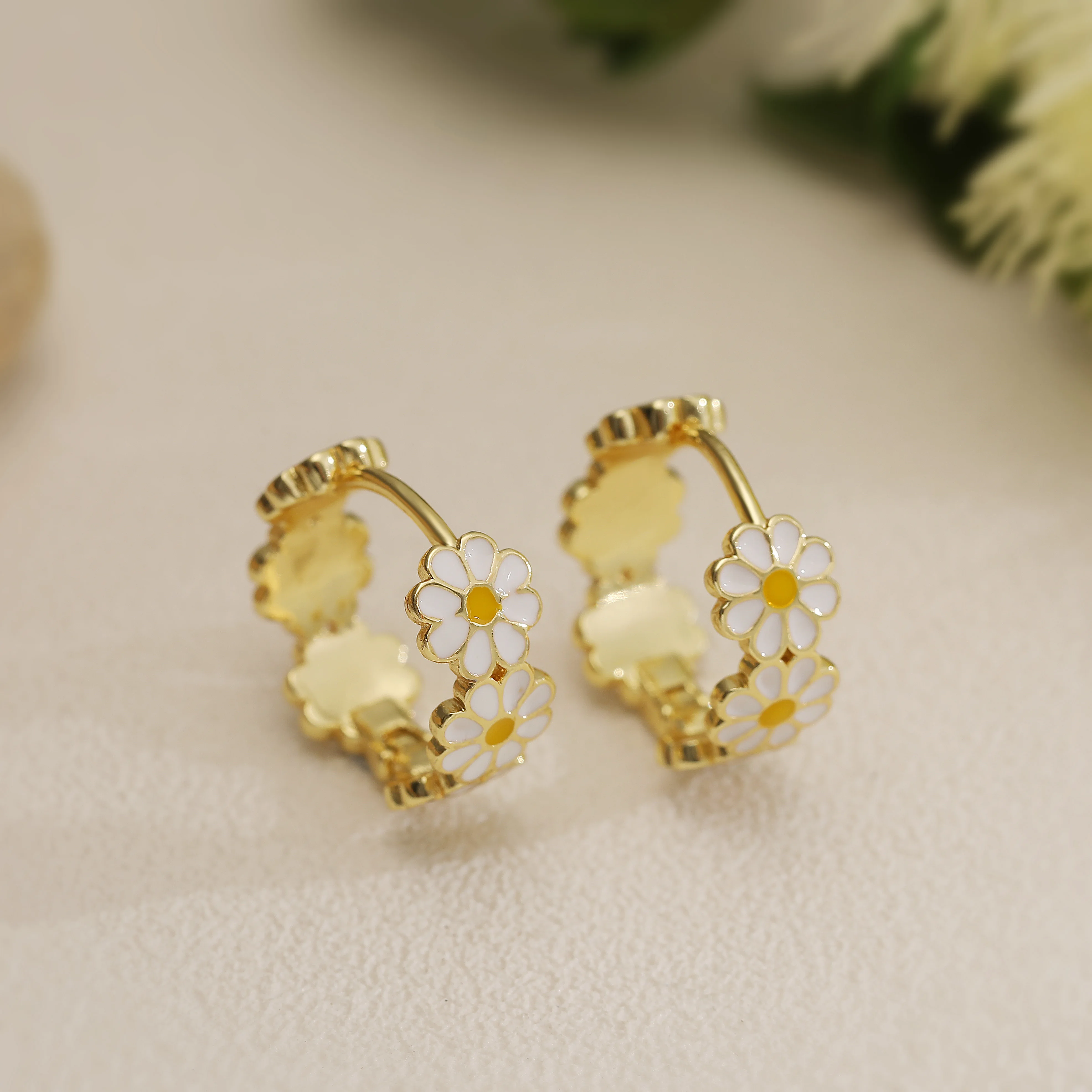 HECHENG, Enamel Dripping Oil Ear Rings Daisy Pattern White Sweet Accessories Women's Countryside Style Retro Accessories 1 Pair