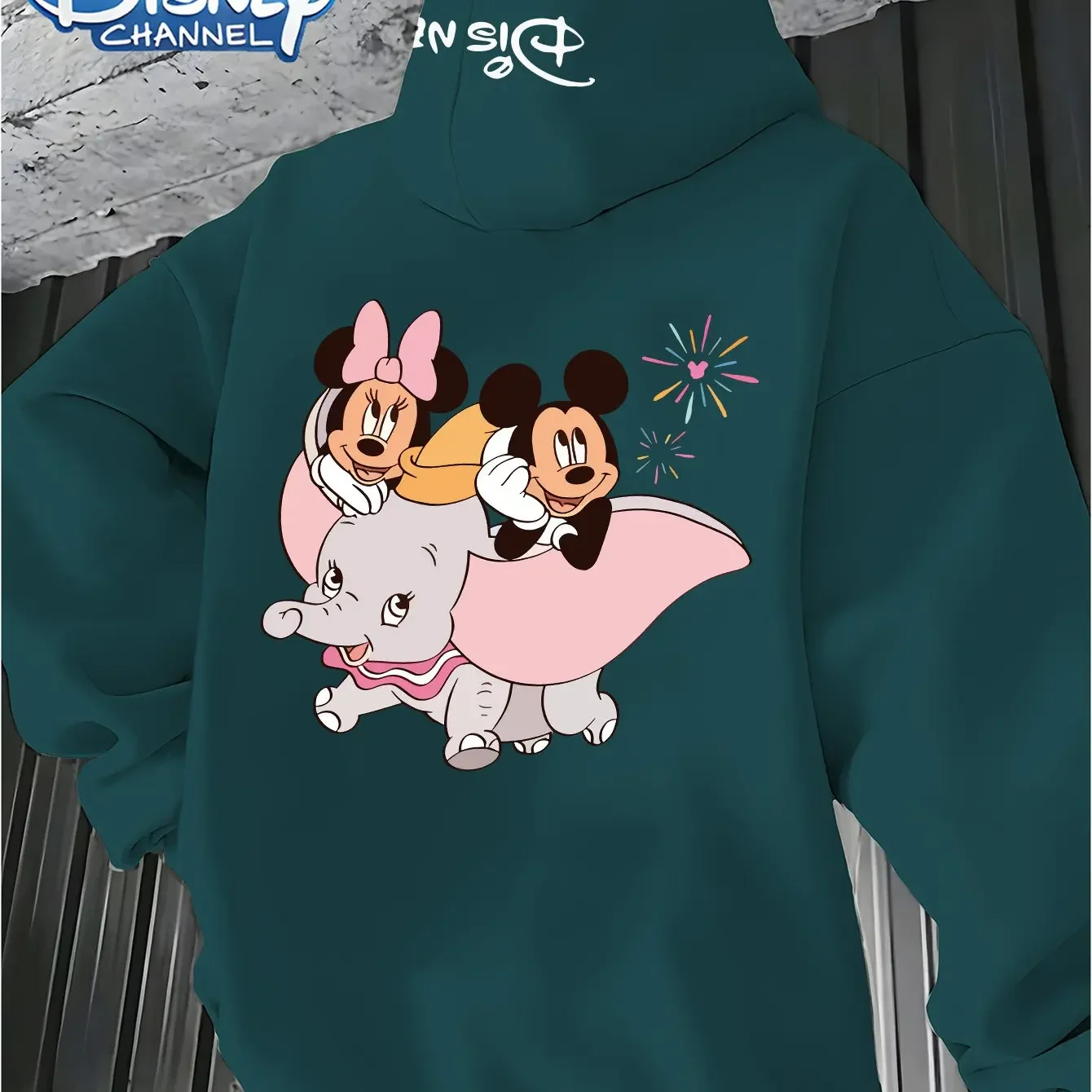 

Оригинальная лицензионная серия Disney, модная толстовка с капюшоном и принтом «Уютные моменты Дамбо с Микки и Минни».