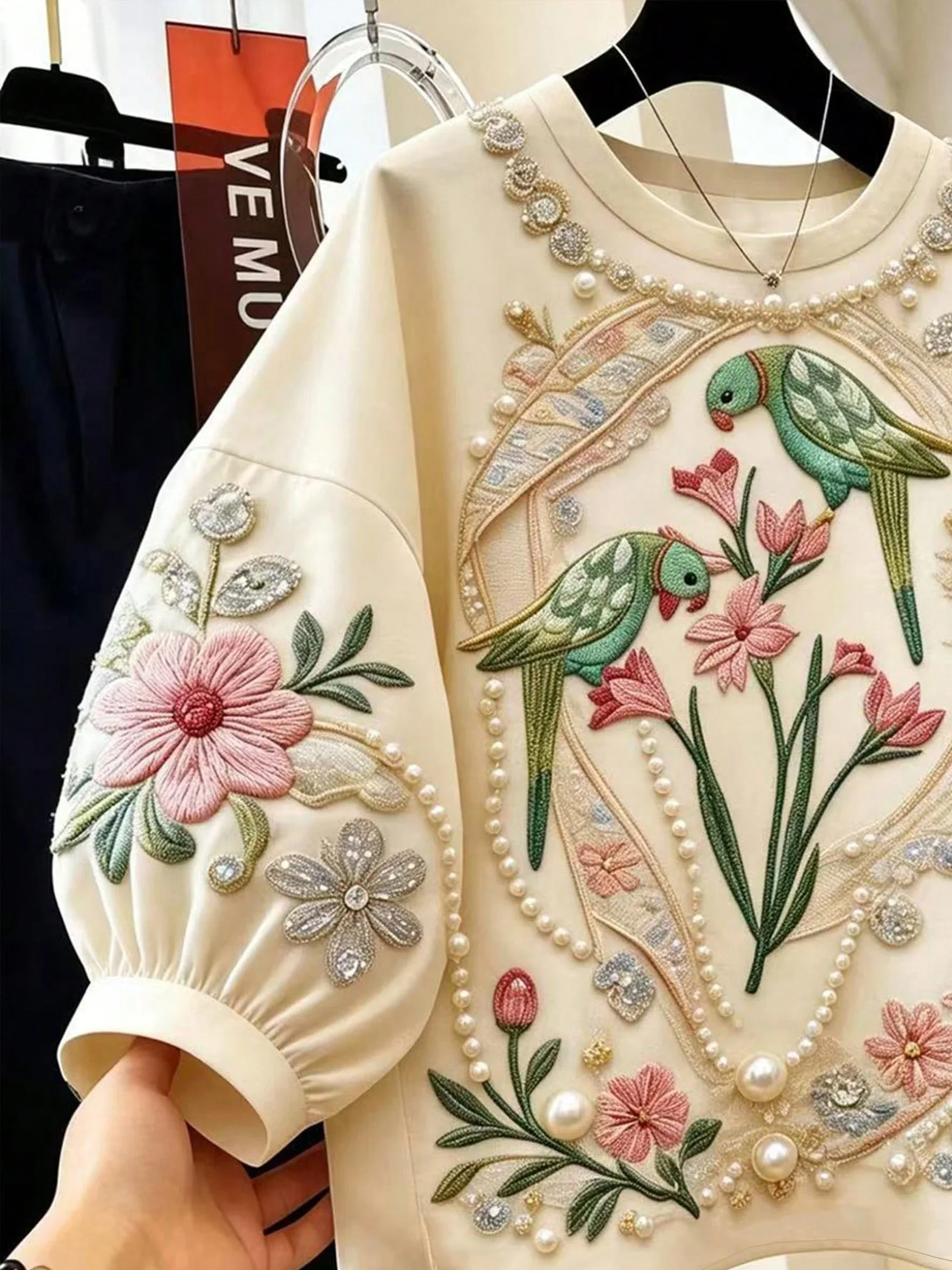 Elegante Damenbluse im Vintage-Stil mit Blumen- und Vogelmuster, Rundhalsausschnitt und Blütenblattärmeln, Sommer-Design mit dekorativem Blumenmuster-Print, lockeres Oversize-Design mit überschnittenen Schultern, verjüngende Damenbluse – Detail 4